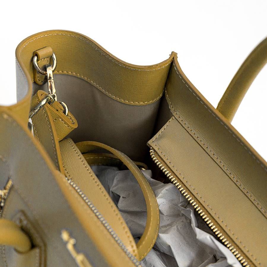 Laura Di Maggio ALIA – Borsa a trapezio in pelle saffiano senape Promozione