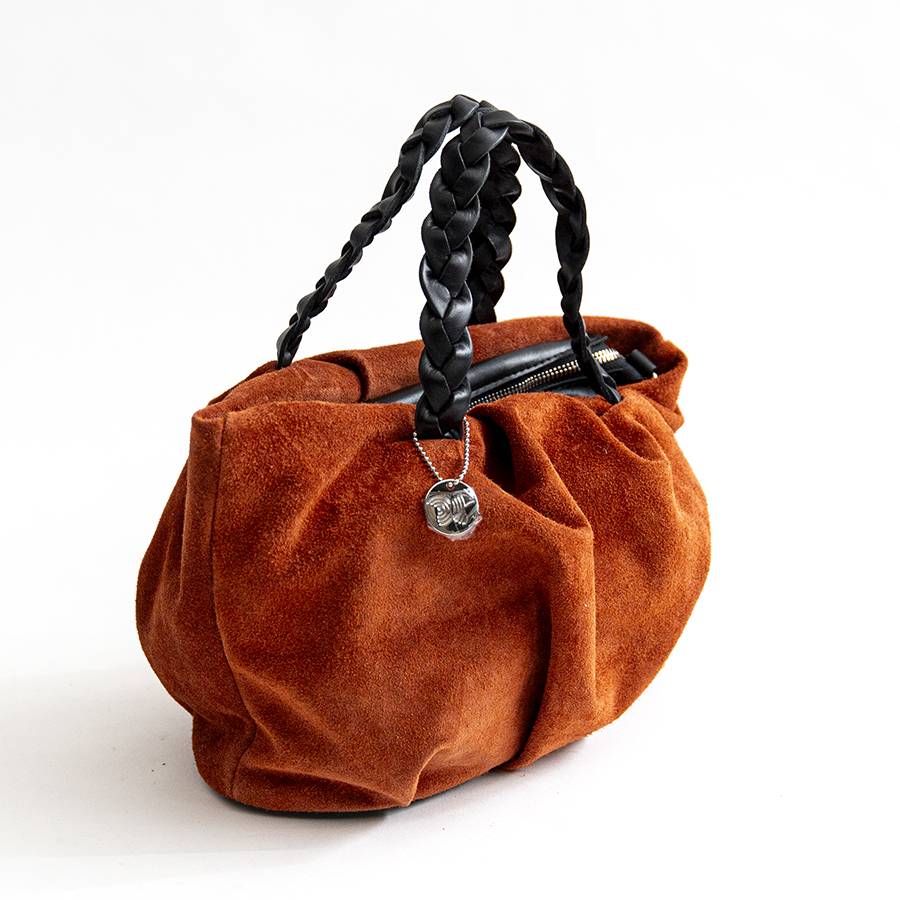 Laura Di Maggio TENDER – Bauletto con manico a treccia in camoscio mattone 2025