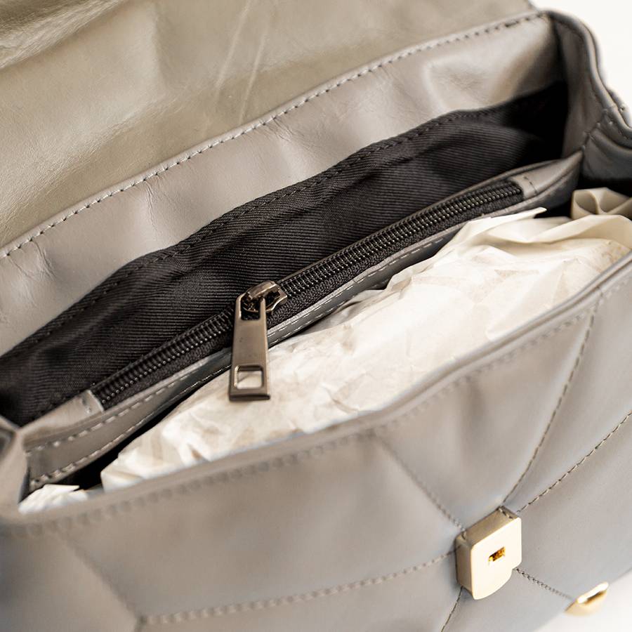 Laura Di Maggio MUSA – borsa in pelle nappa trapuntata con borchie taupe In Saldo
