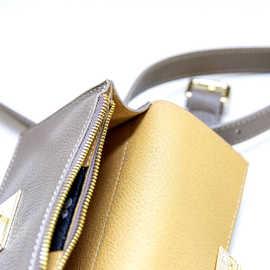Laura Di Maggio CAROL – marsupio taupe con chiusura oro Nuovo