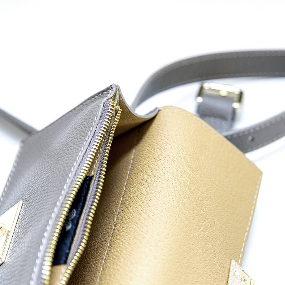 Laura Di Maggio CAROL – marsupio grigio con chiusura oro Vendita