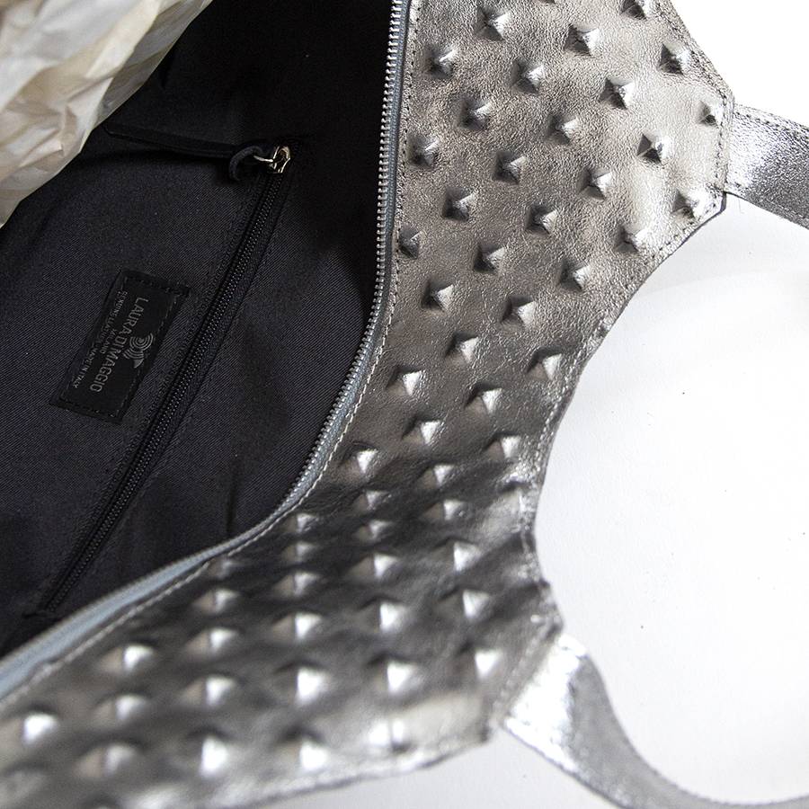 Laura Di Maggio ASTRID – Borsa in pelle laminata argento stampa chiodo In Saldo