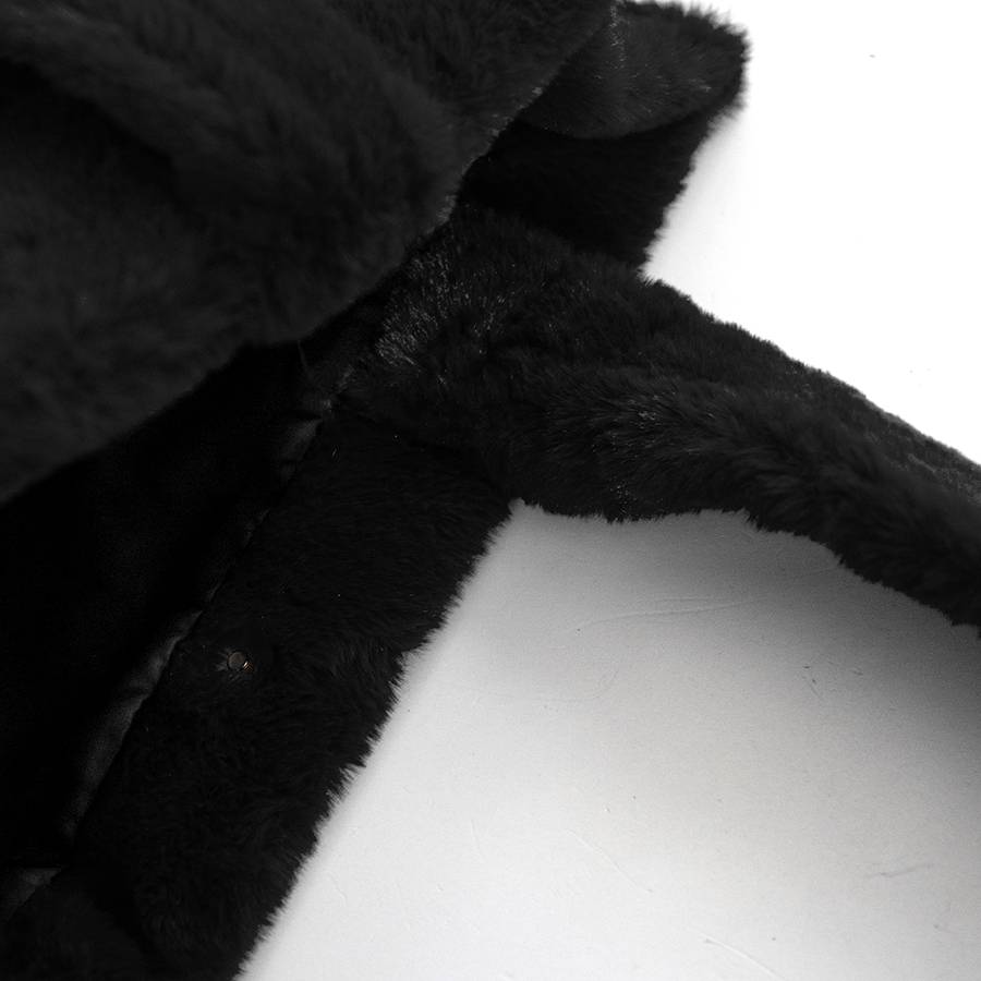 Laura Di Maggio FLUFFY – Maxi shopping in pelliccia ecologica nera In Vendita