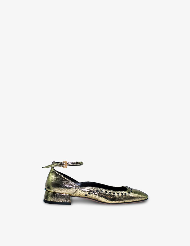 A. Bocca Ballerina con cinturino e borchie