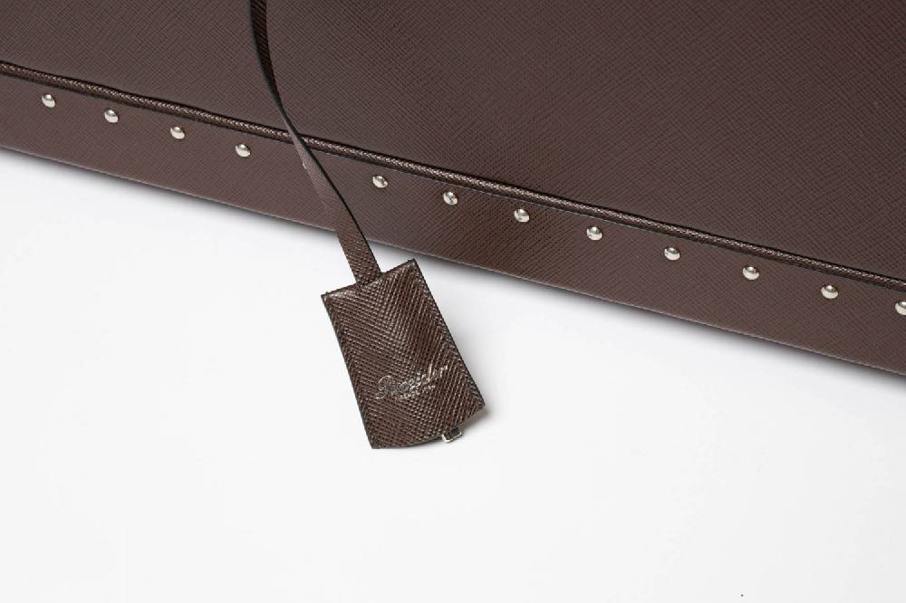 Pineider Baule fasciato, realizzato in pelle di vitello. Dimensione grande 120x51x51cm Negozio
