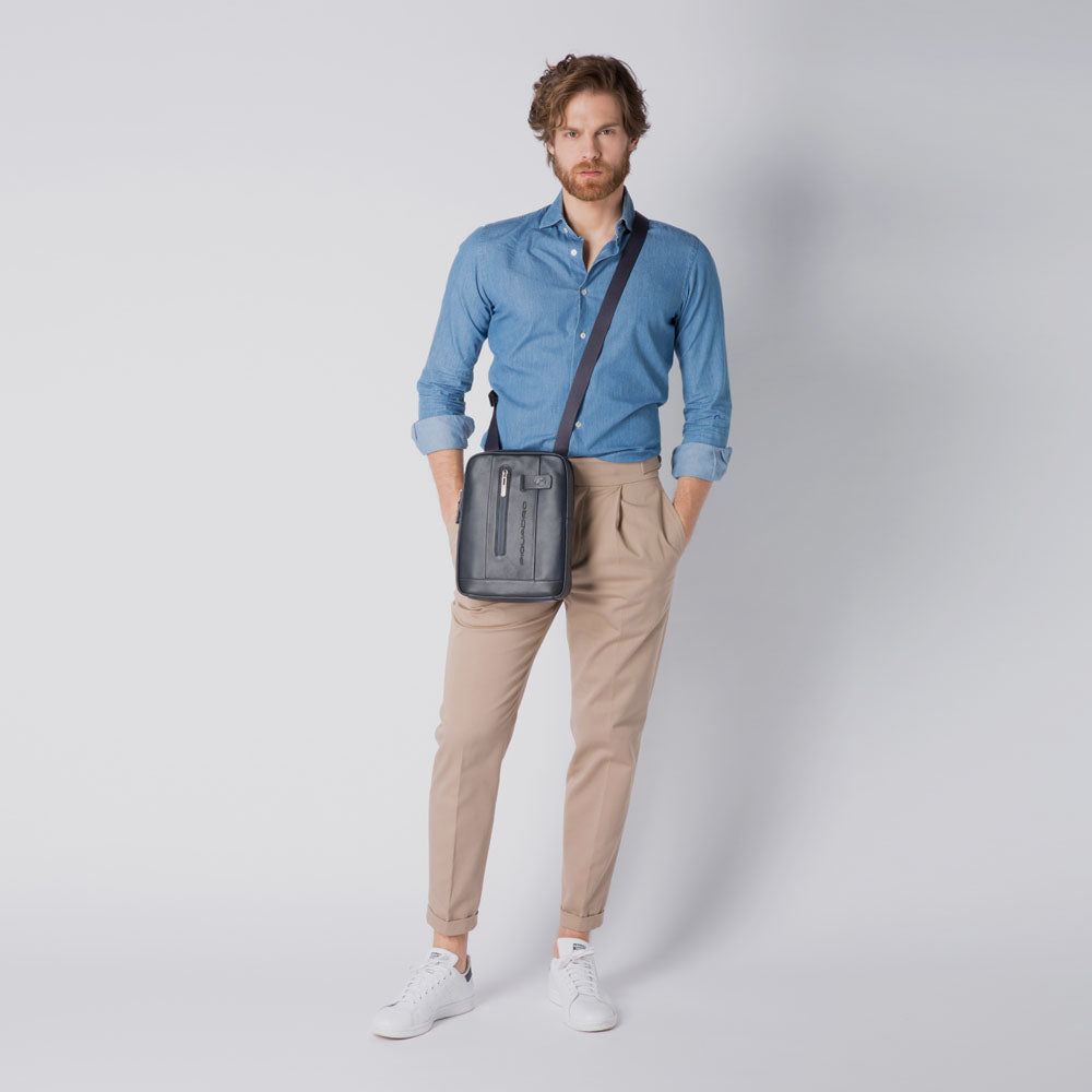 Piquadro iPad®10,5"/iPad 9,7" crossbody bag I Più Venduti