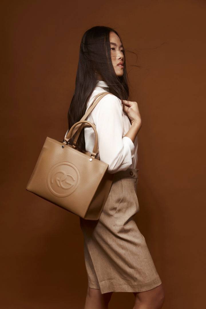 Roberta Gandolfi Roberta Pelle medium Borsa a mano in pelle con doppi spallacci per essere portata a spalla e tramezza Sconto