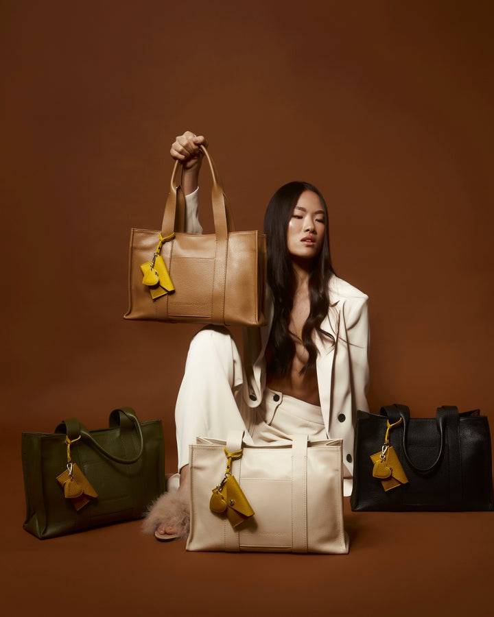 Roberta Gandolfi Tessa shopping in pelle con charms colorato e pratica tasca esterna 2025