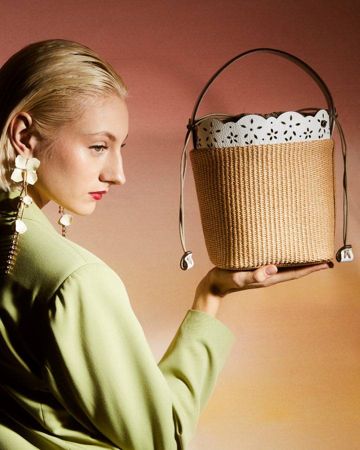 Roberta Gandolfi Diletta Bucket in rafia con balza in pelle laserata con tracolla staccabile Qualità