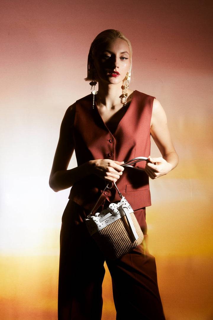 Roberta Gandolfi Diletta Mini Bucket in rafia con balza in pelle laserata con tracolla staccabile Qualità Garantita