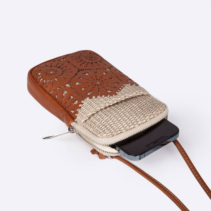 Roberta Gandolfi Giulia phone holder in rafia e pelle il pannello tagliato al laser è interamente cucito a mano con tracolla staccabile Moda