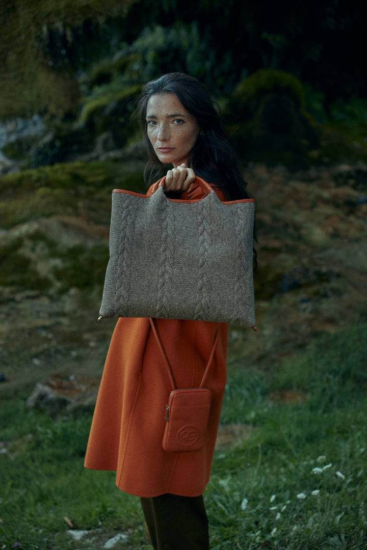 Roberta Gandolfi Joy Wool borsa trasformabile 5 modelli in 1 in tessuto di lana riciclato finiture in pelle di vitello e tracolla staccabile Offerta per la Festa della Mamma