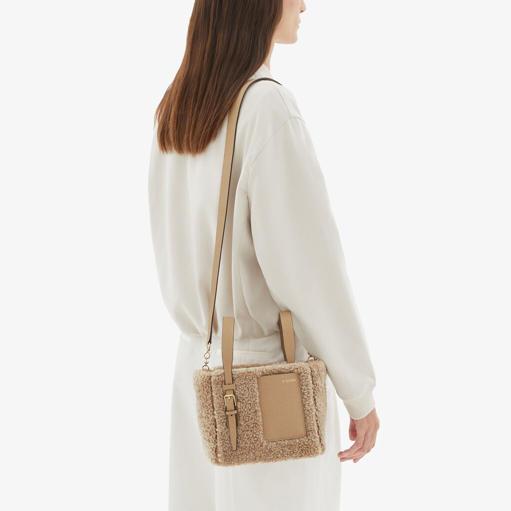 Valextra Borsa a secchiello da Donna in Shearling Beige | Valextra Soft Negozi Online