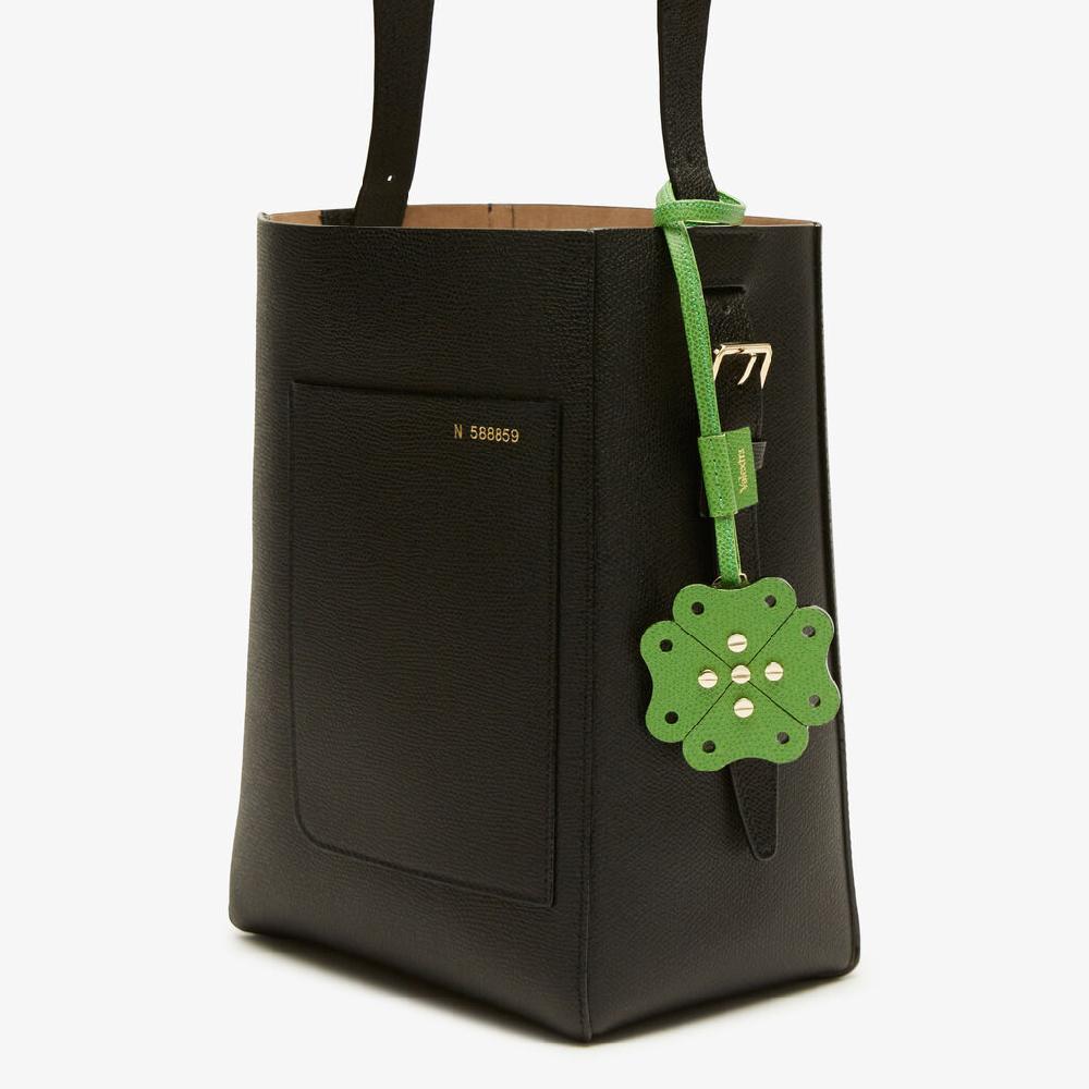 Valextra Charm Engineering Beauty Quadrifoglio | Pelle di vitello Millepunte | Verde Prato | Valextra Spedizione Gratuita