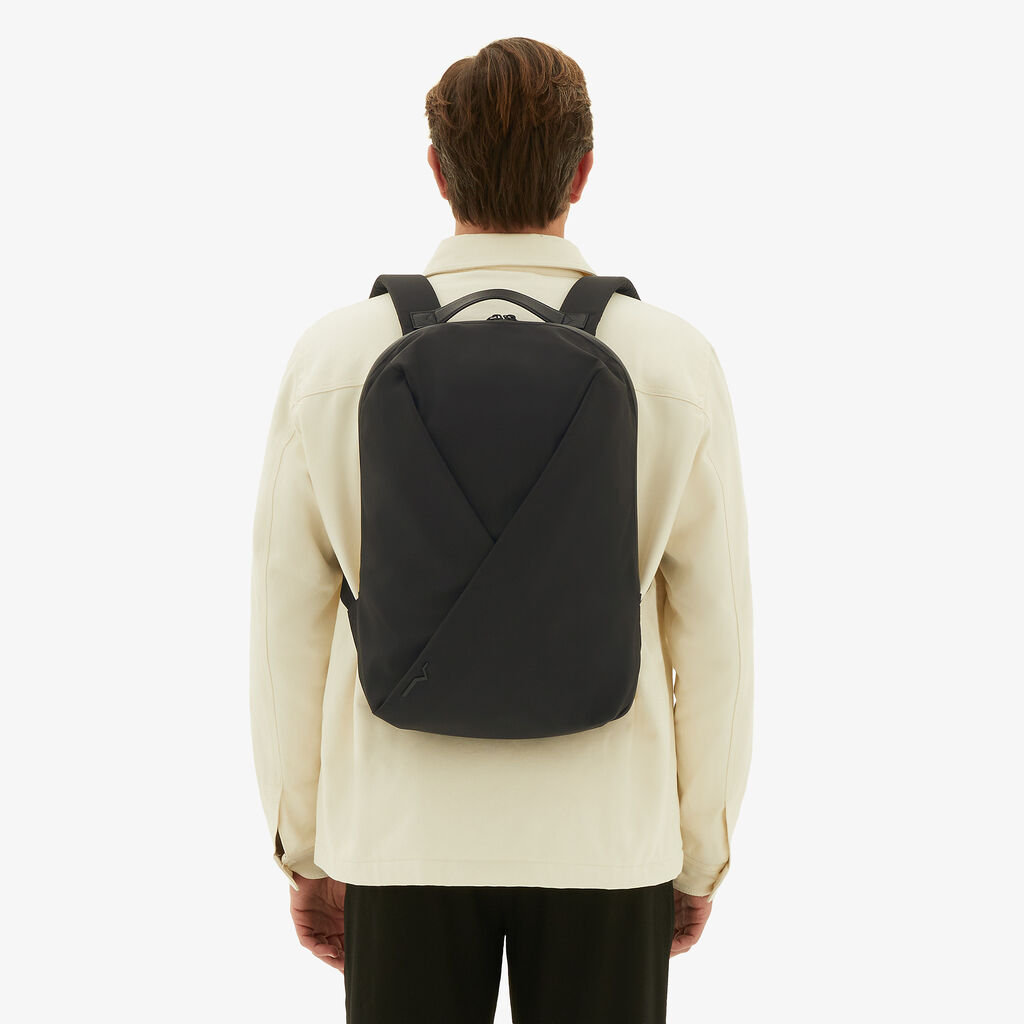 Valextra Zaino di Lusso in Nylon rigenerato e Pelle Nera | Valextra Vendite Flash