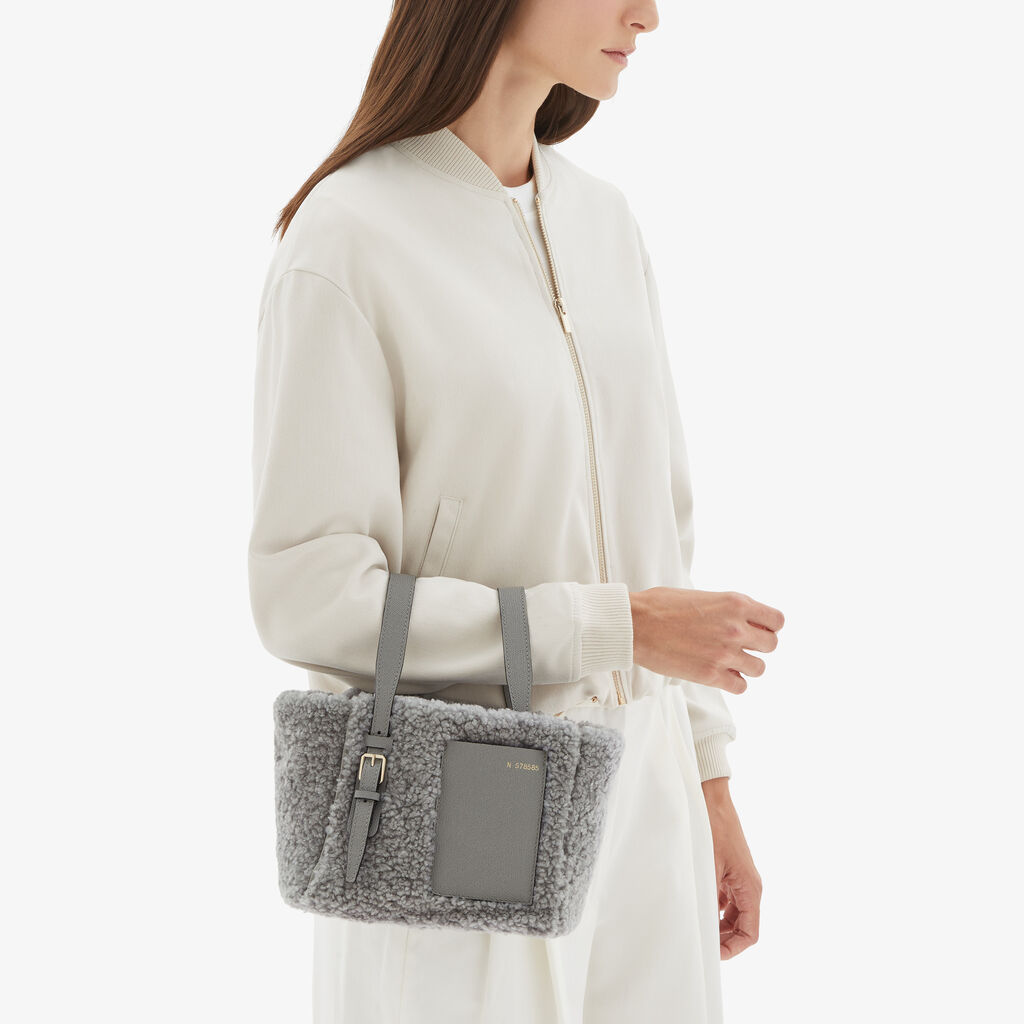 Valextra Borsa a secchiello da Donna in Shearling Grigia | Valextra Soft Saldi Di Fabbrica