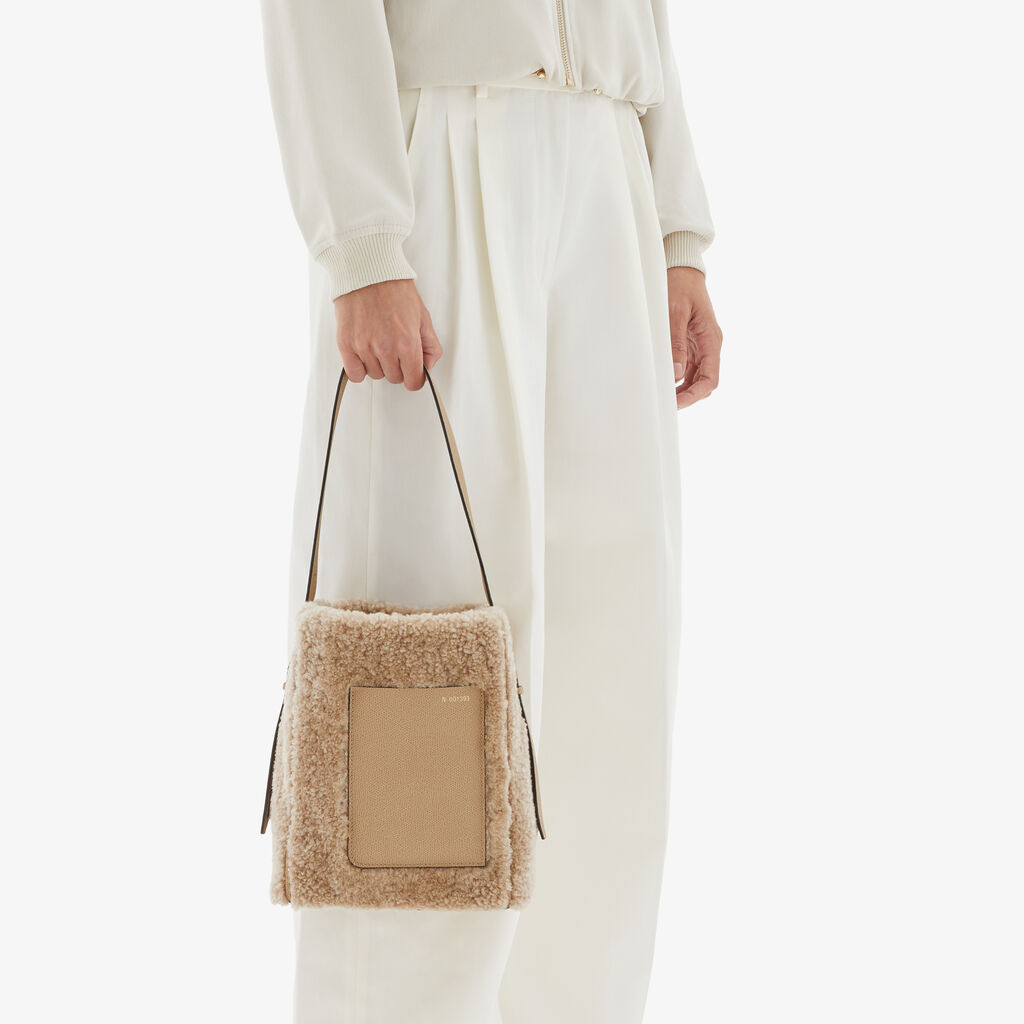 Valextra Borsa a secchiello da Donna Mini Shearling Beige | Valextra Soft I Più Venduti