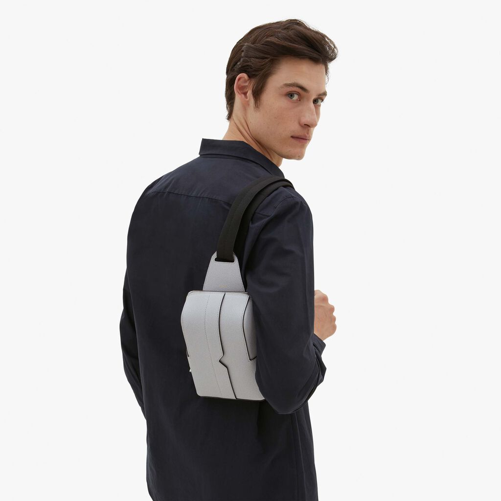 Valextra Zaino monospalla ergonomico in Pelle Grigia | Valextra V-Line Novità