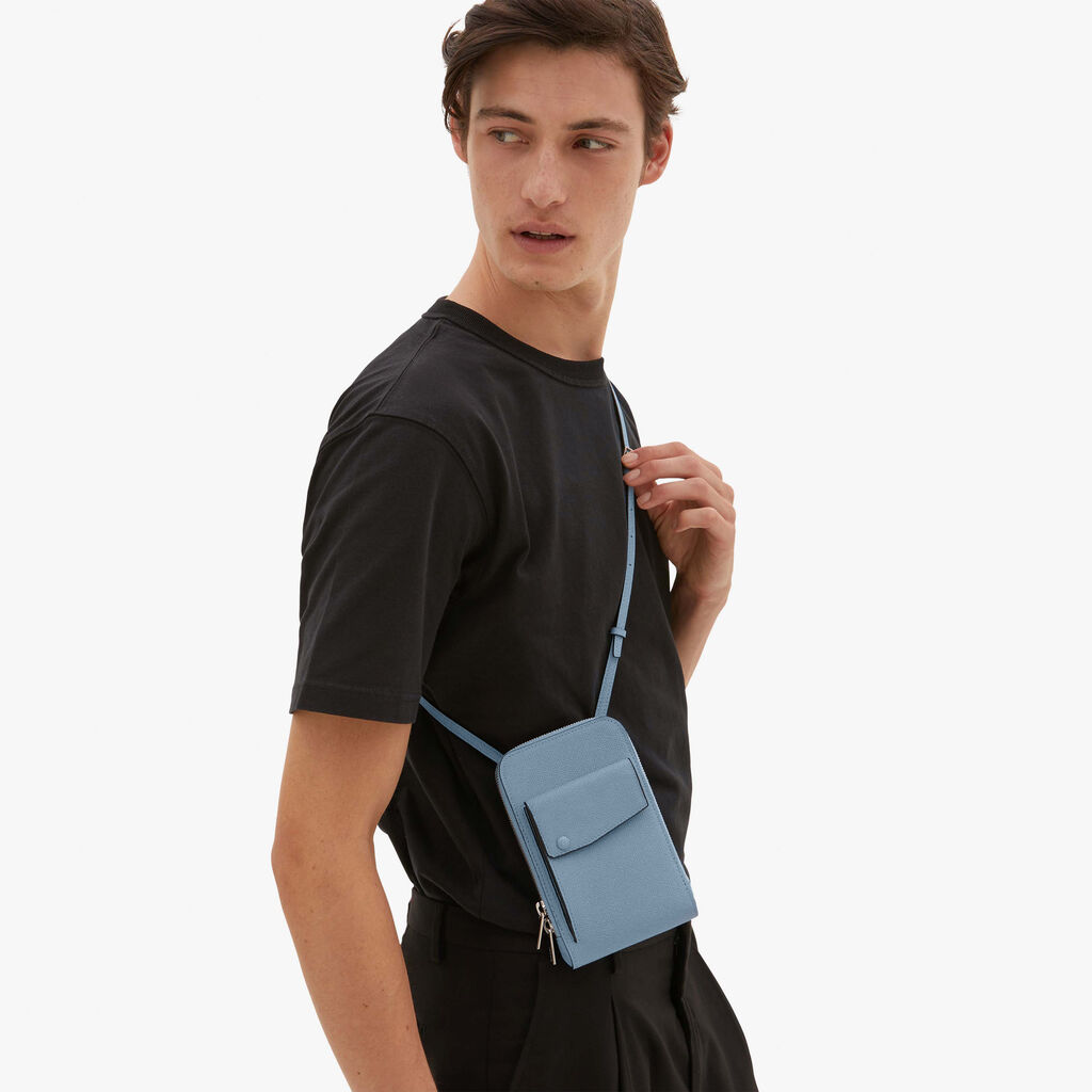 Valextra Porta telefono in Pelle Azzurra con tracolla | Valextra Pocket Presa