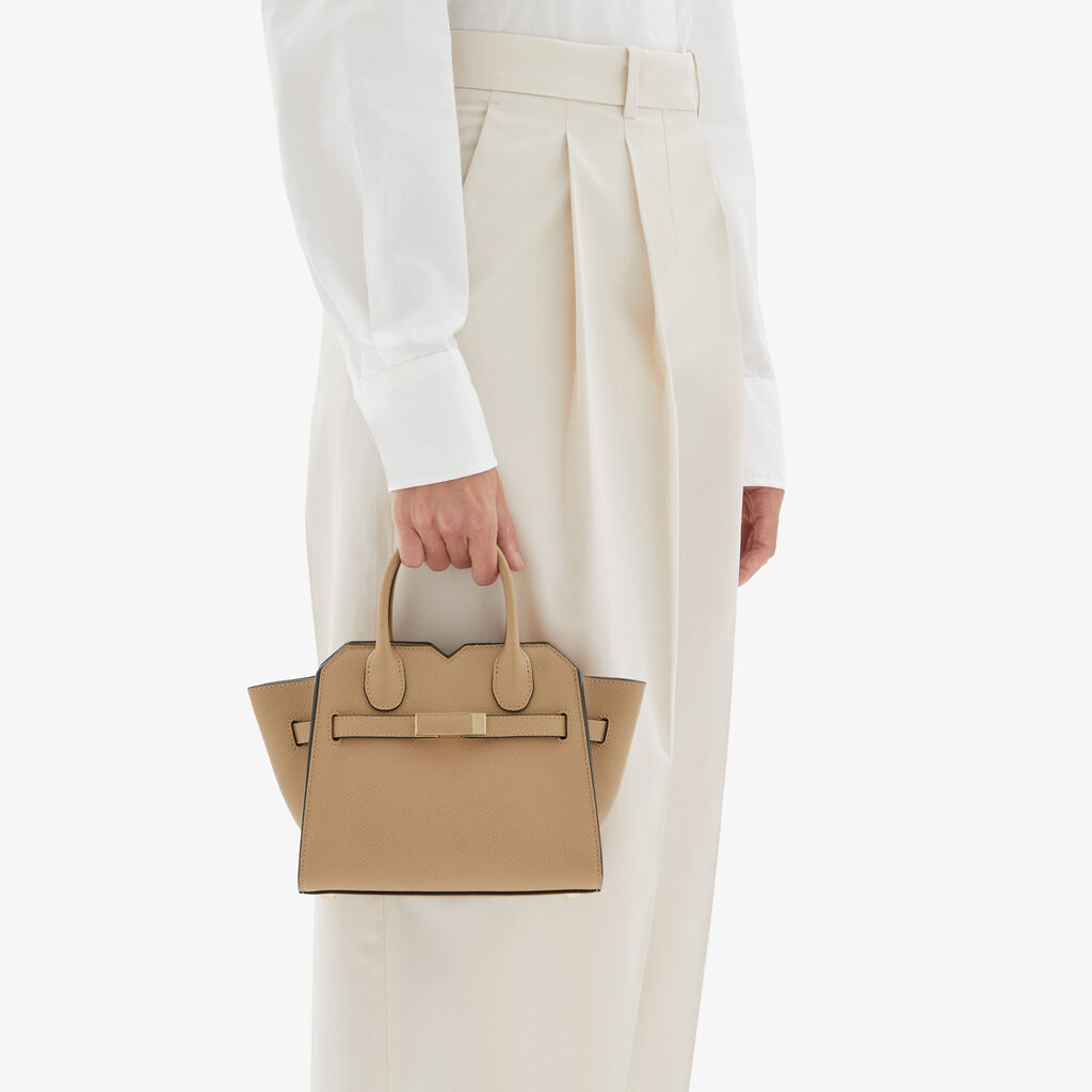 Valextra Borsa a Tracolla Milano Micro | Pelle di vitello Millepunte Soft | Beige Cashmere | Valextra Fino al 50% di sconto